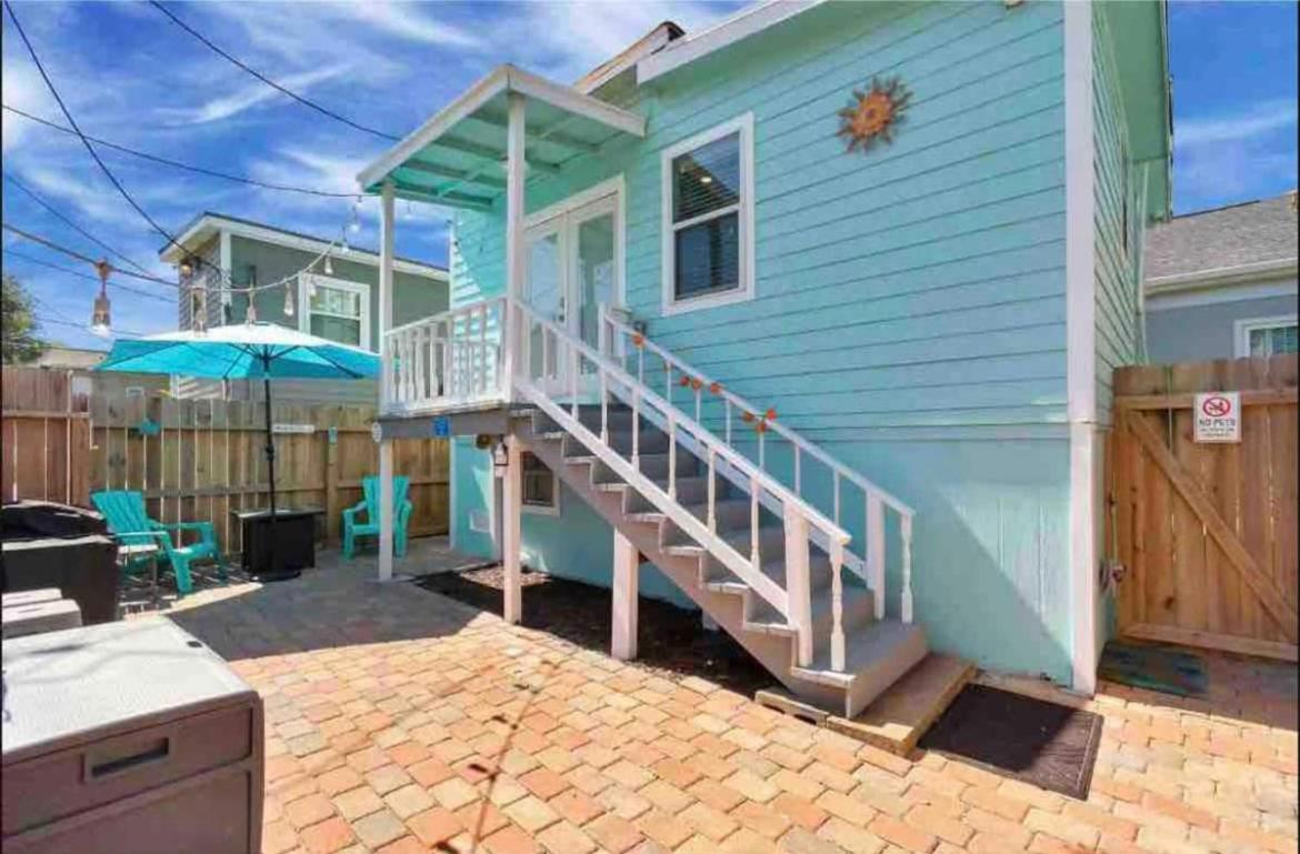 Вилла Hidden Hideaway! Bungalow 2 Blocks From The Beach! Sleeps 3 Галвестон Экстерьер фото